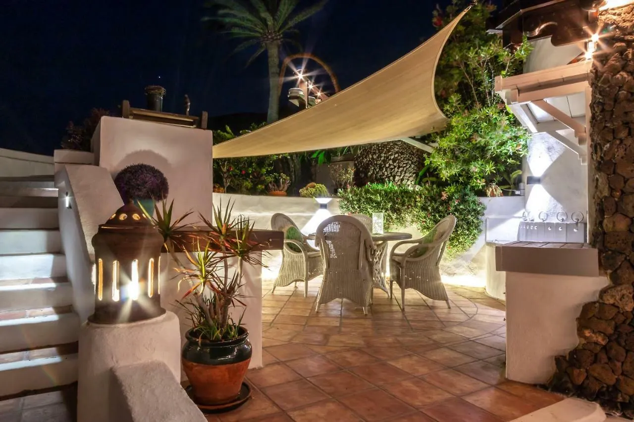 Deluxe Designer Historic Villa Via Lactea, Panoramic Sea Views, Own Private Heated Pool And Subtropical Garden La Asomada  0*, La Asomada (Lanzarote) Spanien